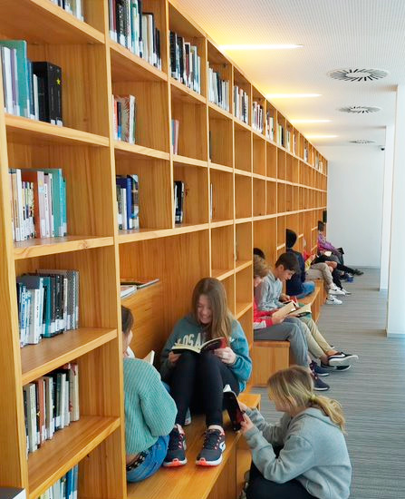 Grupo de alumnos de leyendo en la biblioteca